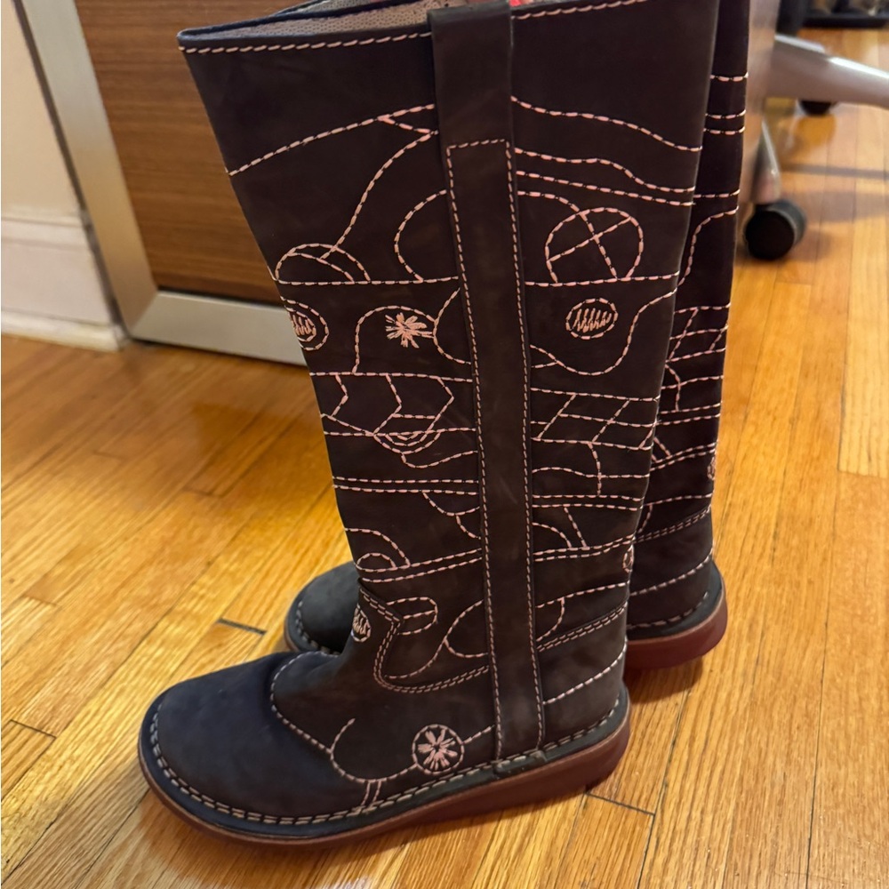 Arche Grey nubuck leather boots with light pink stitching. Excellent condition.